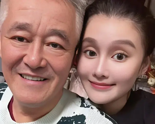 赵本山女儿留学时母亲辞工作陪读，研究生没读完回国带货，如今身价过亿