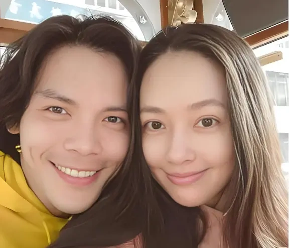 向佐兑现直播承诺，连夜飞西双版纳陪岳父散心，路人镜头里全是细节