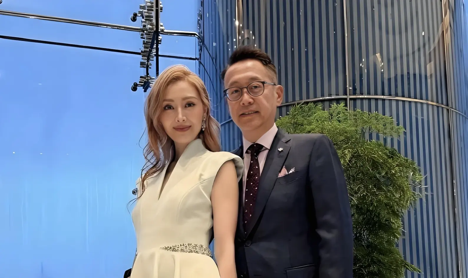 坚持长期精细养护，56岁李嘉欣气色体态双双逆袭