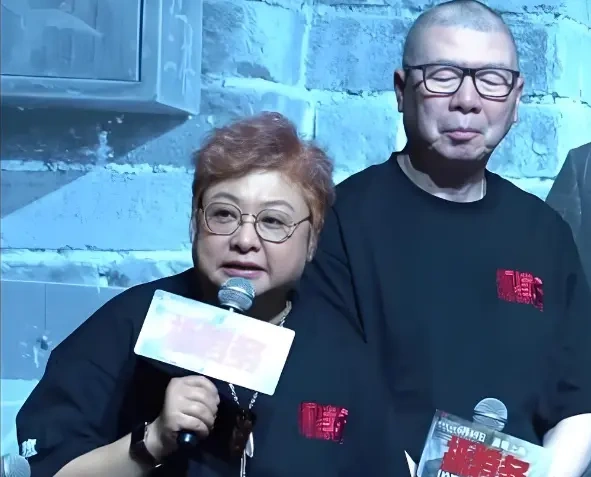 韩红大概也没想到，帮老朋友冯小刚站个台，一句话能捅出这么大一个窟窿