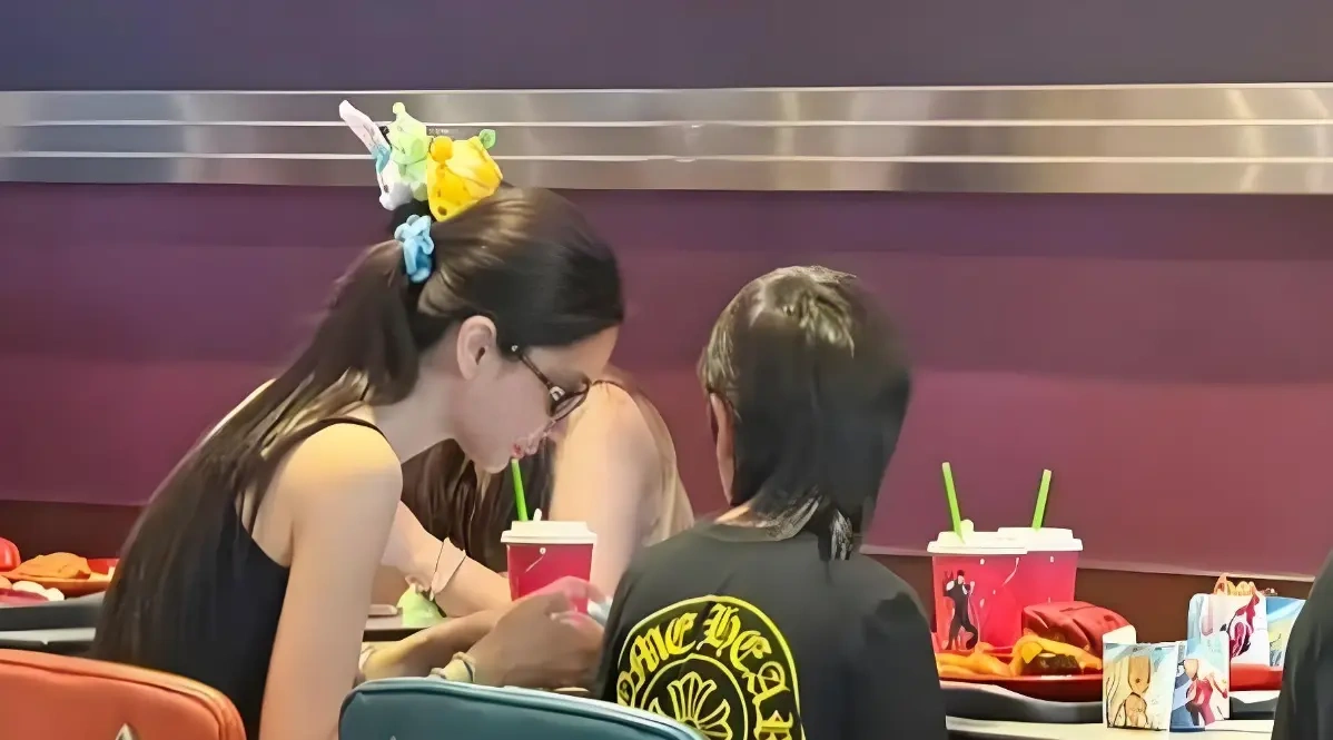 杨颖素颜带娃逛港迪，嘴角水泡毫无偶像包袱