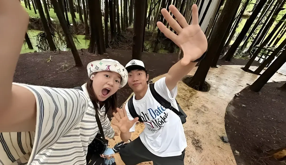 全红婵休整日逛西湖，抱青蛙玩偶尽显少女童真