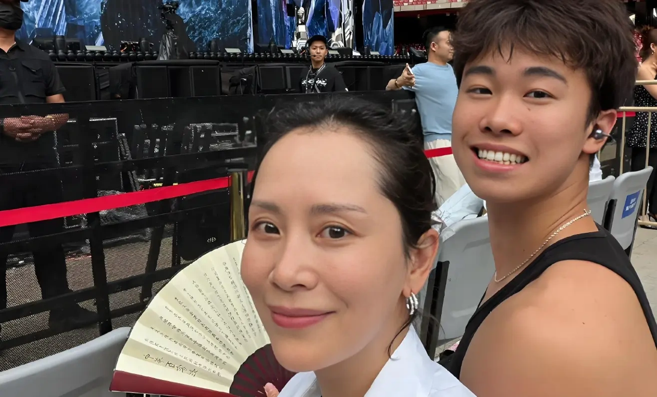 海清携子现身演唱会，少年自律蜕变尽显温润家教
