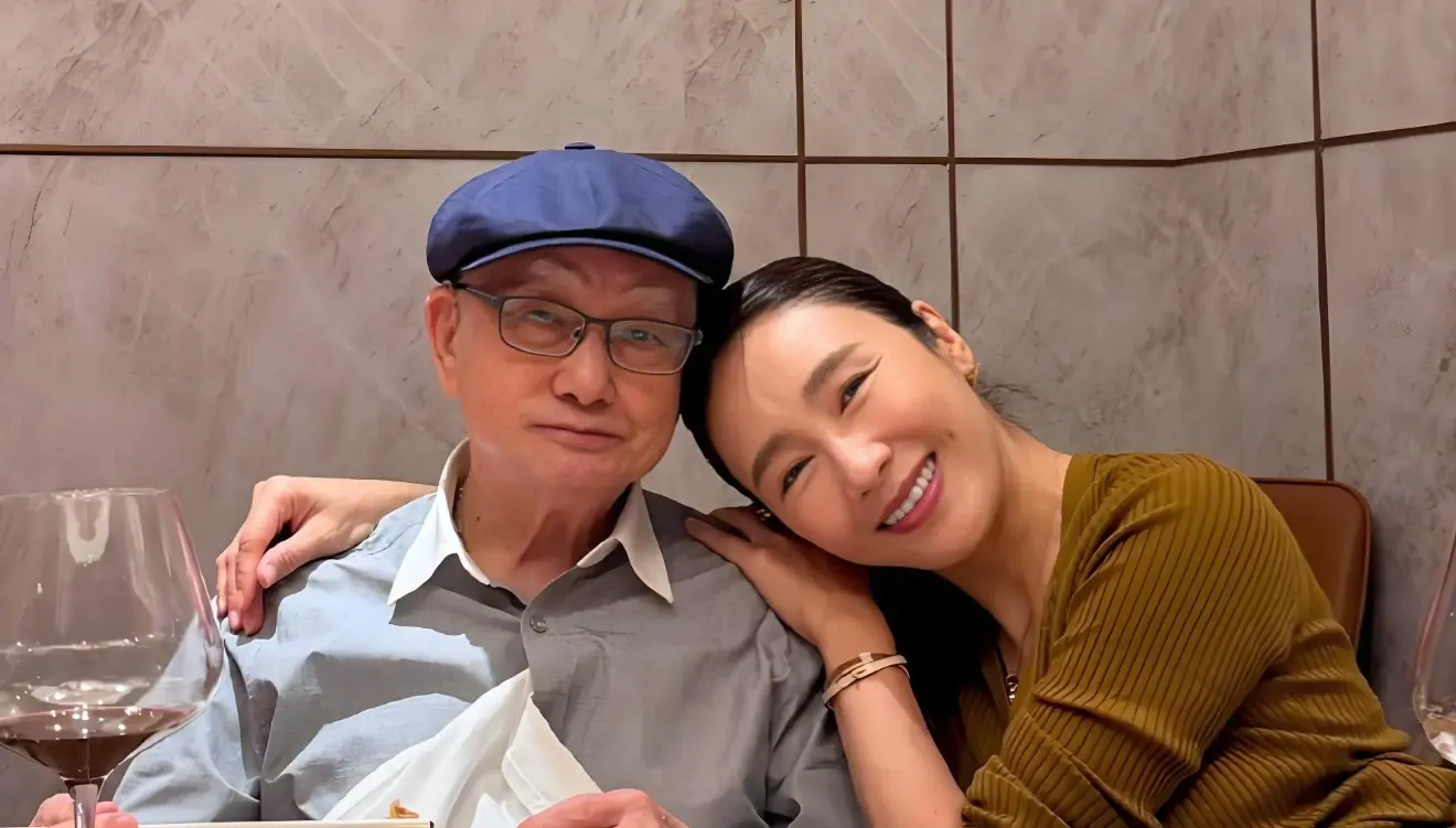 黎姿父亲节晒新旧对比照，两代父爱温柔传承太好哭