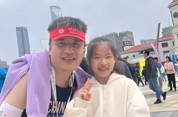 张雪峰缺席的第一个生日：11岁女孩的懂事，比眼泪更让人心疼