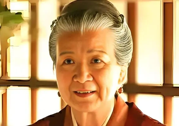 戏里儿孙绕膝，戏外无儿无女：82岁曹翠芬的一句“我也有个家了”，道尽老戏骨的体面与孤单