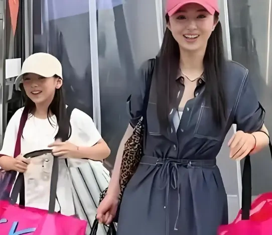 董璇带10岁女儿扫荡义乌，自嘲“老鼠掉米缸”，战利品摆满一地板