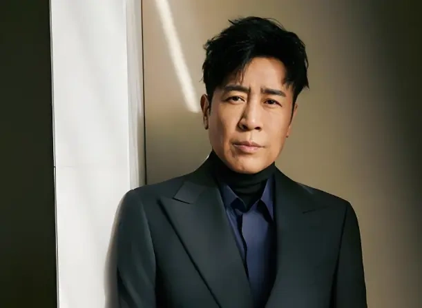 第31届白玉兰奖帝后出炉：于和伟二封视帝自谦“幸运”，杨紫成首位90后视后哽咽落泪
