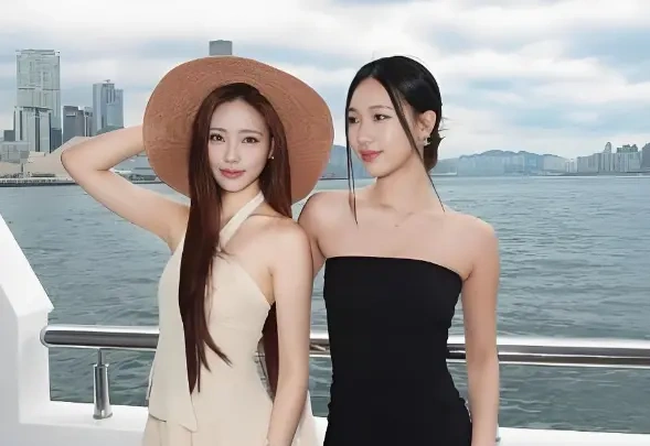小S带老公女儿香港度假，十指紧扣秀恩爱，两个女儿妆容精致一个比一个美