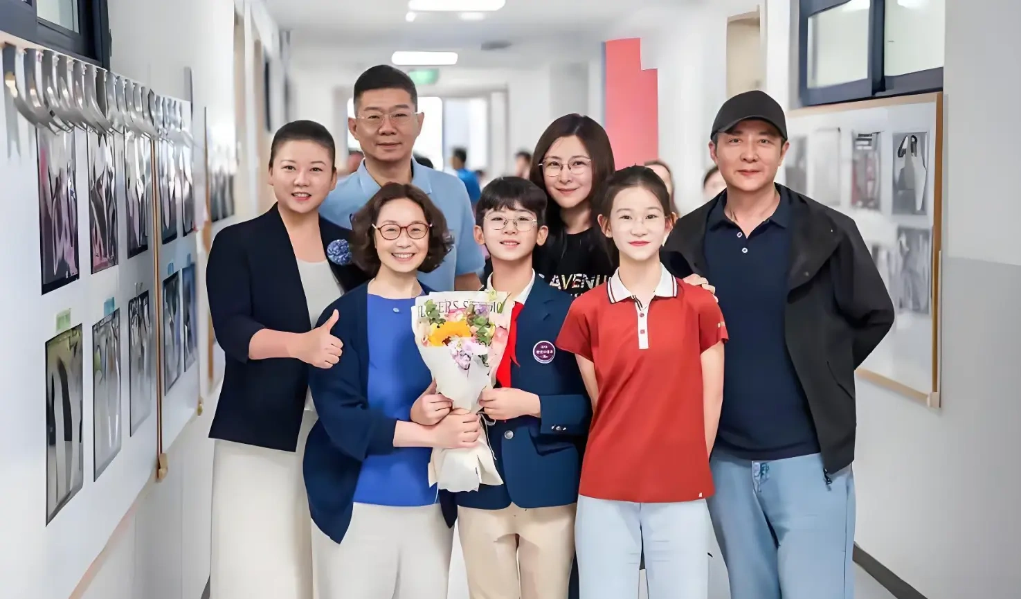 王雅捷于洋罕见晒全家福，庆祝儿子小学毕业