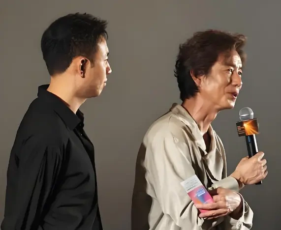 废柴儿子闯进父亲的小说里，《不成功穿越指南》首映把观众看哭了