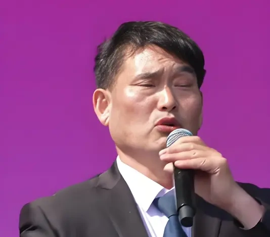 大衣哥淘金小镇演出裙子掉了，54岁的他成了全网最快乐的“南天门大将军”