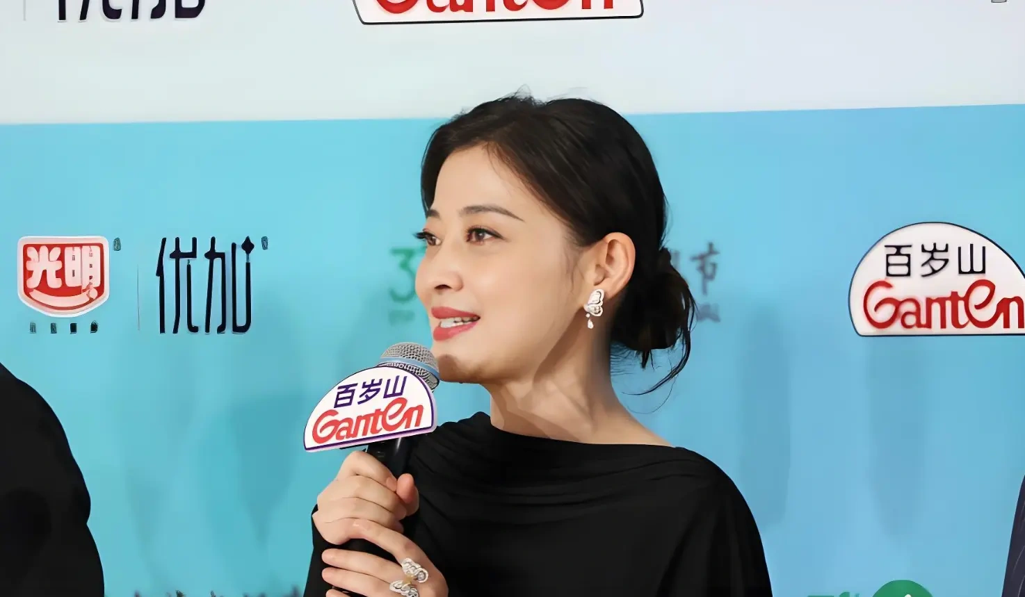 梅婷亮相白玉兰红毯，从容优雅自带松弛感