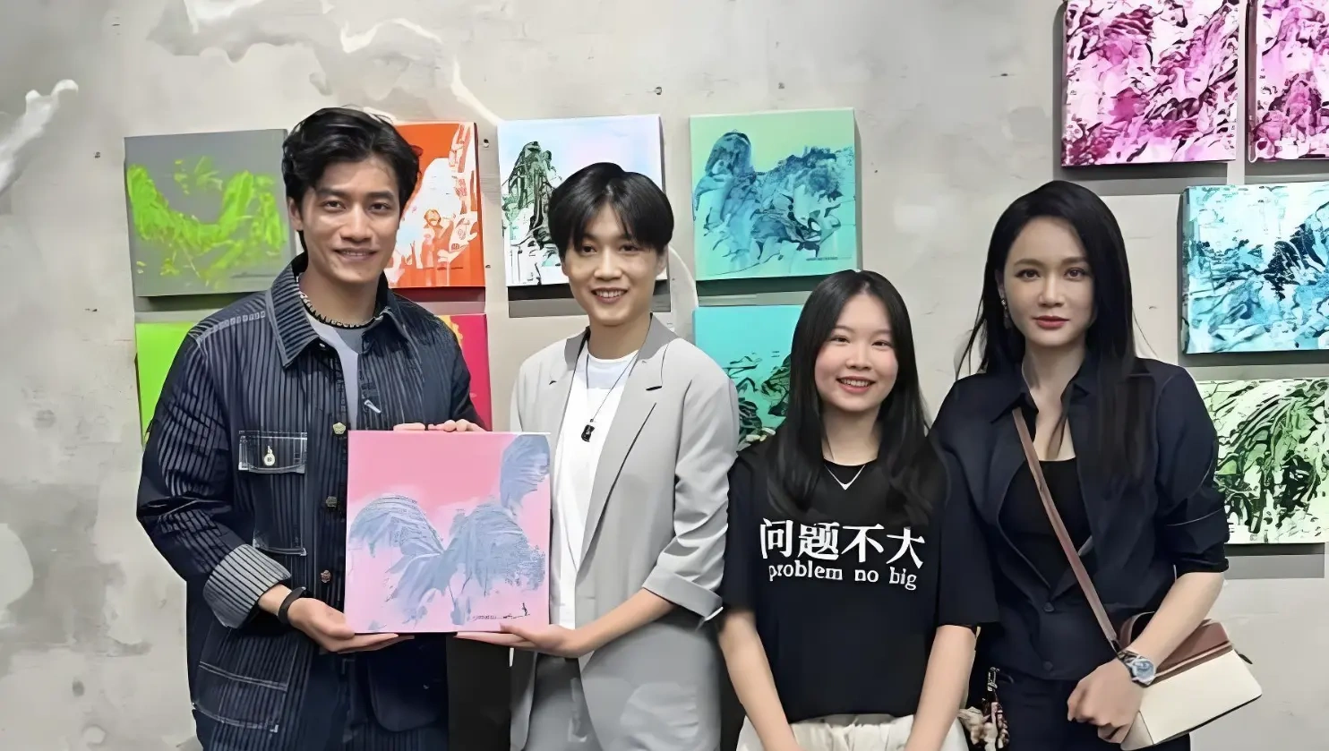 陈乔恩夫妻罕见同框，画展全程默契守护太好磕