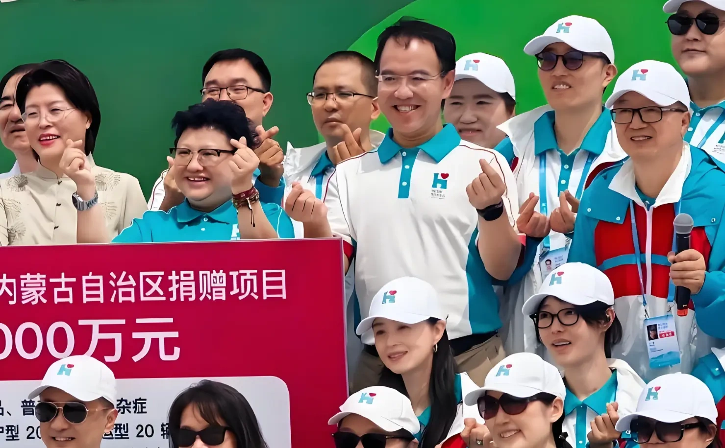 韩红带护腰坚守义诊，默默深耕公益从不张扬