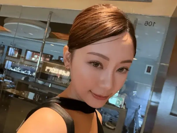 TVB恋综女神黑裙造型秀白滑长腿，网民集体催婚：快结婚生小孩！