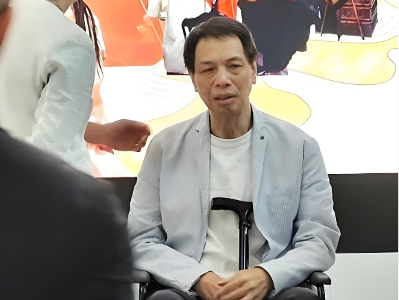 周星驰御用“如花”65岁近况曝光！中风瘫痪后坐轮椅现身，状态大变