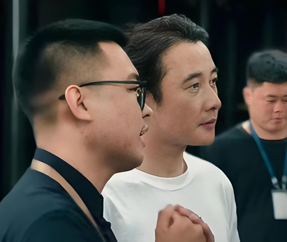 罗晋二赴大孤山为父祈福，孝心未改，思念无声胜有声