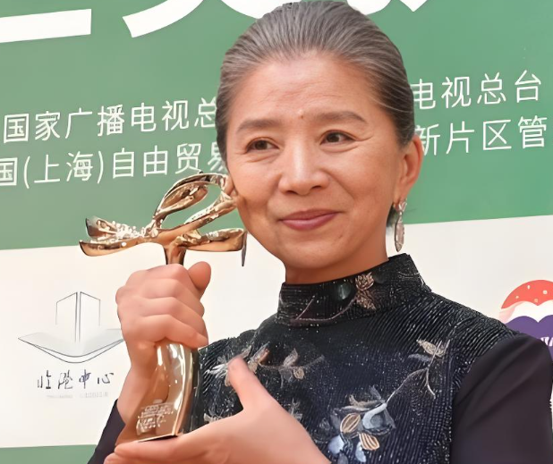66岁迟蓬白玉兰领奖，台下被误认场务的男人，身份一扒惊掉下巴