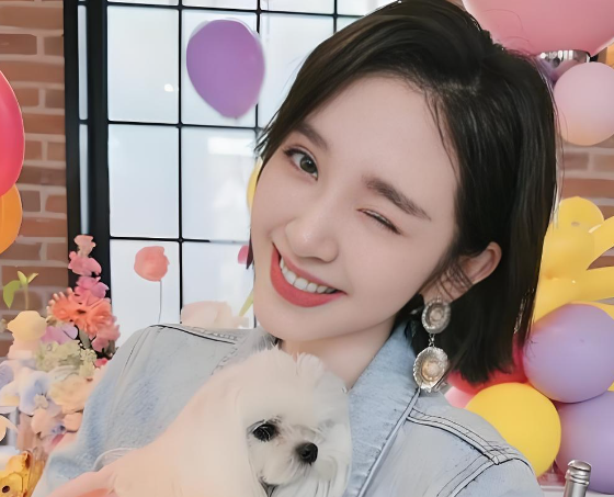 唐艺昕浪姐收官回京，6岁女儿穿小花裙接机，先上车等妈妈超听话