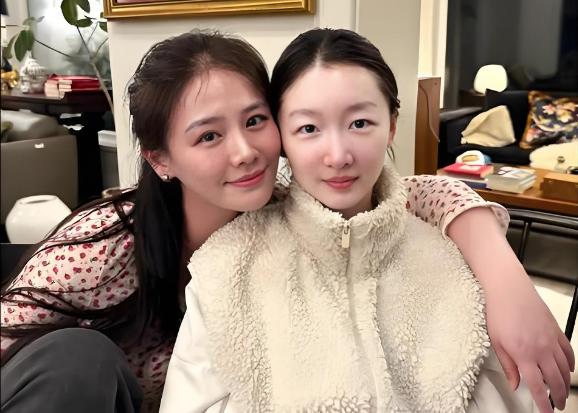 周冬雨回应和马思纯友情：性格相反却互补，很爱对方