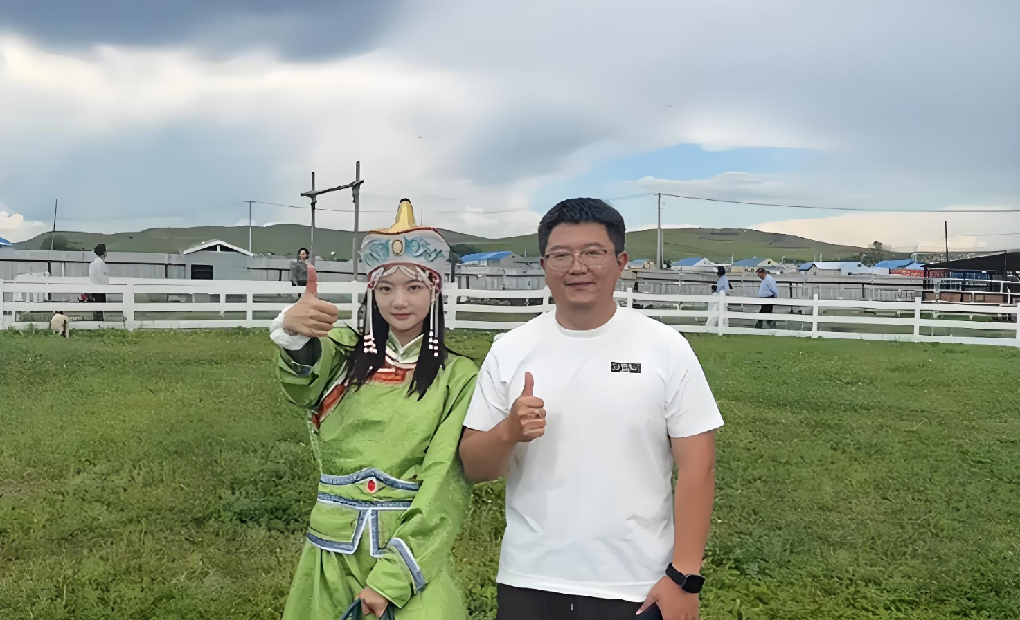 任敏呼伦贝尔穿蒙古袍喂羊，被小羊拱手超治愈