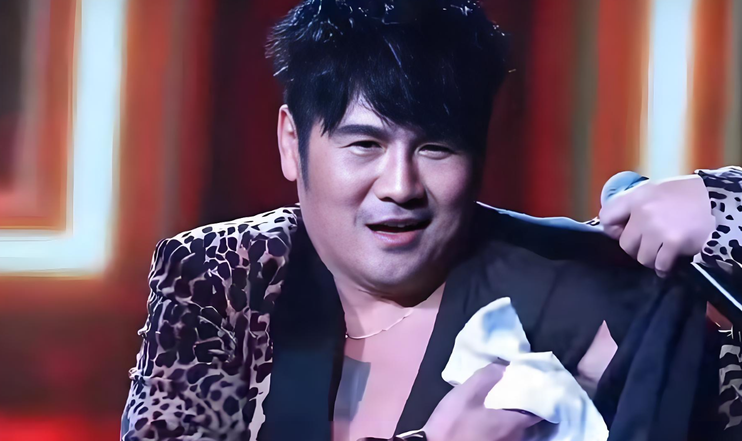 曹格演唱会抛擦汗毛巾，全场观众集体躲闪无人接