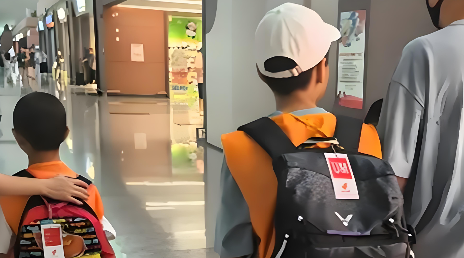 王迅机场目送儿子独自远行，无声父爱最动人