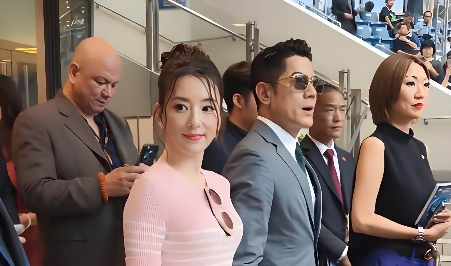 郭富城携妻女现身赛马场，一家四口出行画面温馨治愈