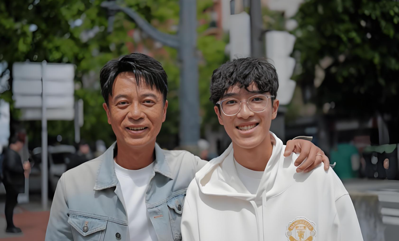 谭咏麟19岁儿子正面曝光，身形优越气质出众