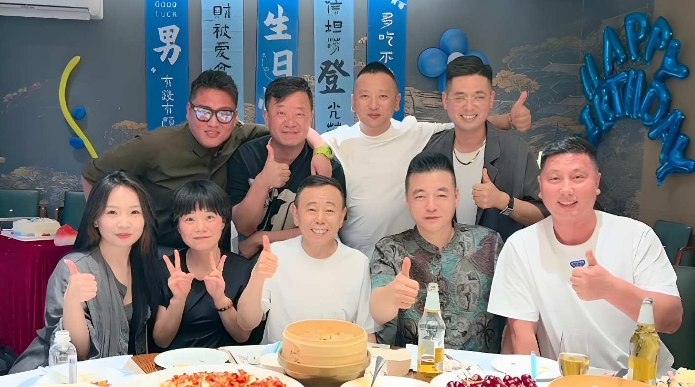 潘长江迎来69岁生日，徒弟牵头设宴褪去舆论热度尽享烟火温情