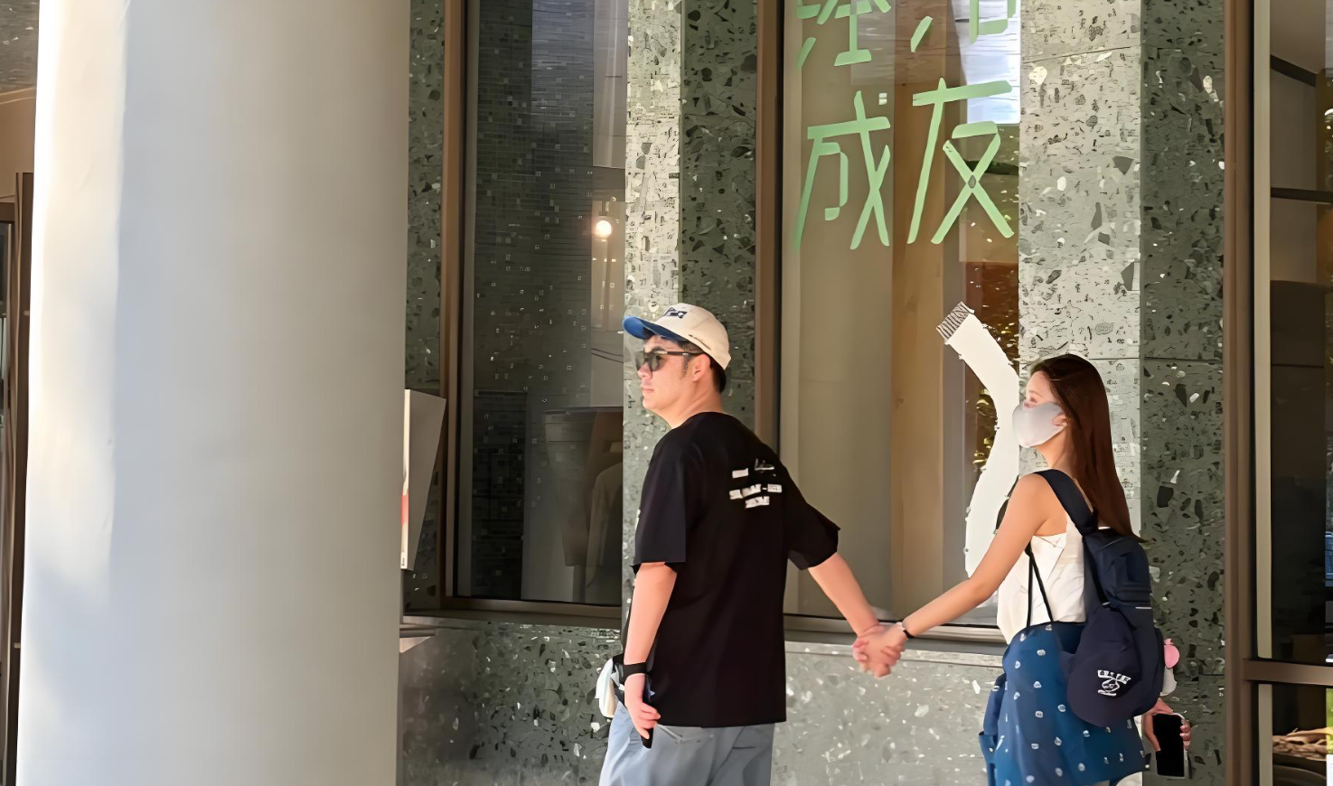 陈赫张子萱现身阿那亚，海边漫步状态松弛自然
