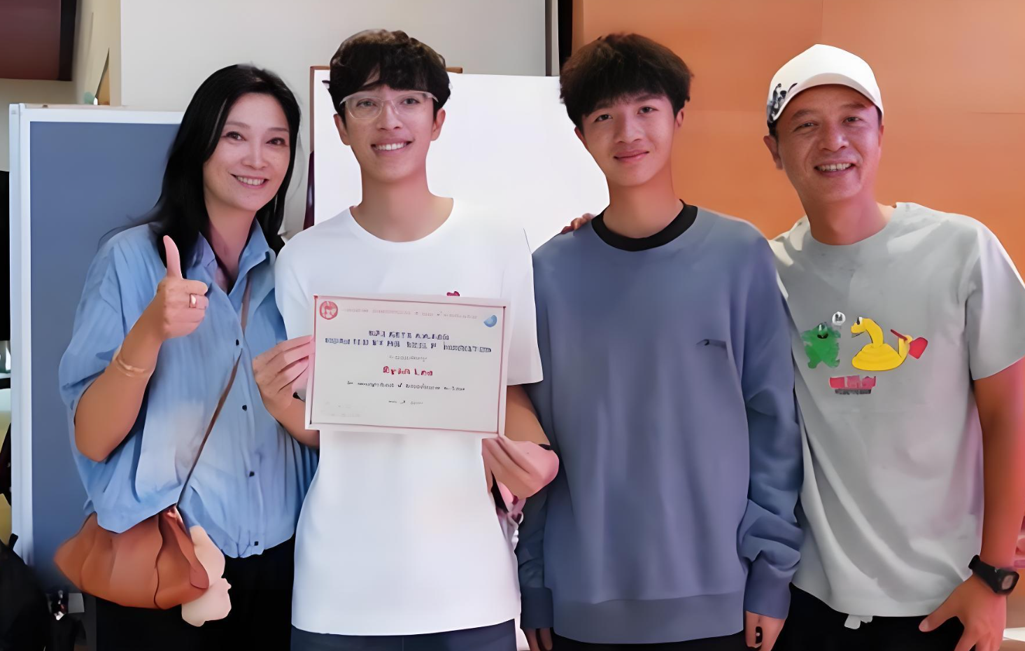 李克勤长子李立仁港城偶遇出镜，十九岁正脸首度公开