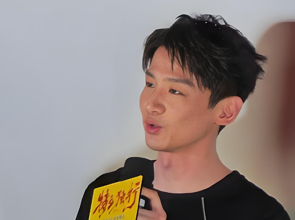 《特立独行》特别活动变“汇报演出”，白敬亭魏翔台上开嗓台下聊“人情世故”