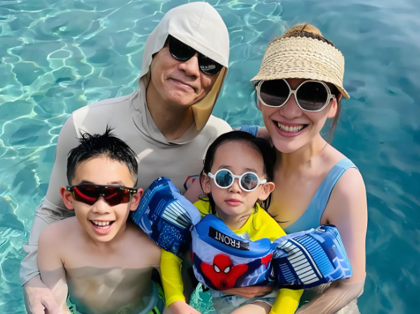 陈小春俩儿子近照曝光，13岁长子与父亲共用一张脸，次子清秀长发及肩