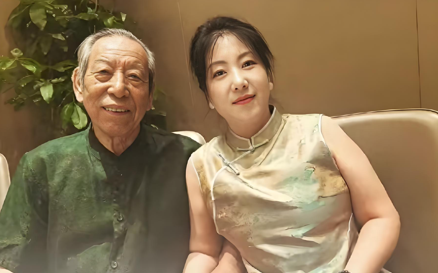 津门相声佟爷设宴庆妻生辰，相差 29 岁相伴格外安稳
