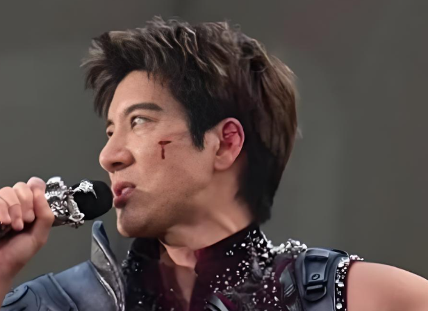 王力宏演唱会上绊倒摔碎左耳软骨，缝了39针第二天照唱