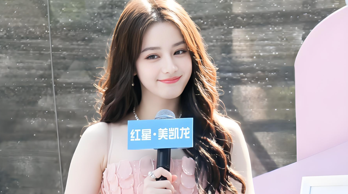 娜扎迪丽热巴错峰出席，红毯造型引发全网对比热议