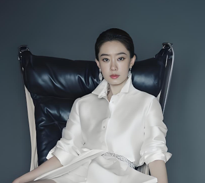 周星驰导演新片《功夫女足》官宣定档7月11日，张小斐迪丽热巴张艺兴领衔主演