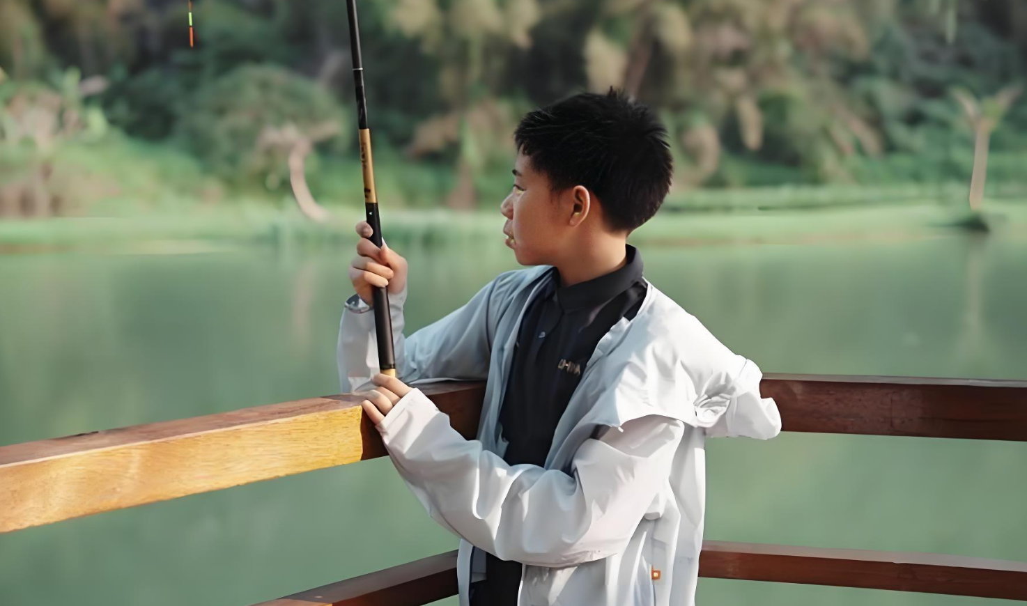 霍启刚携长子霍中曦出海垂钓，休闲画面曝光全网