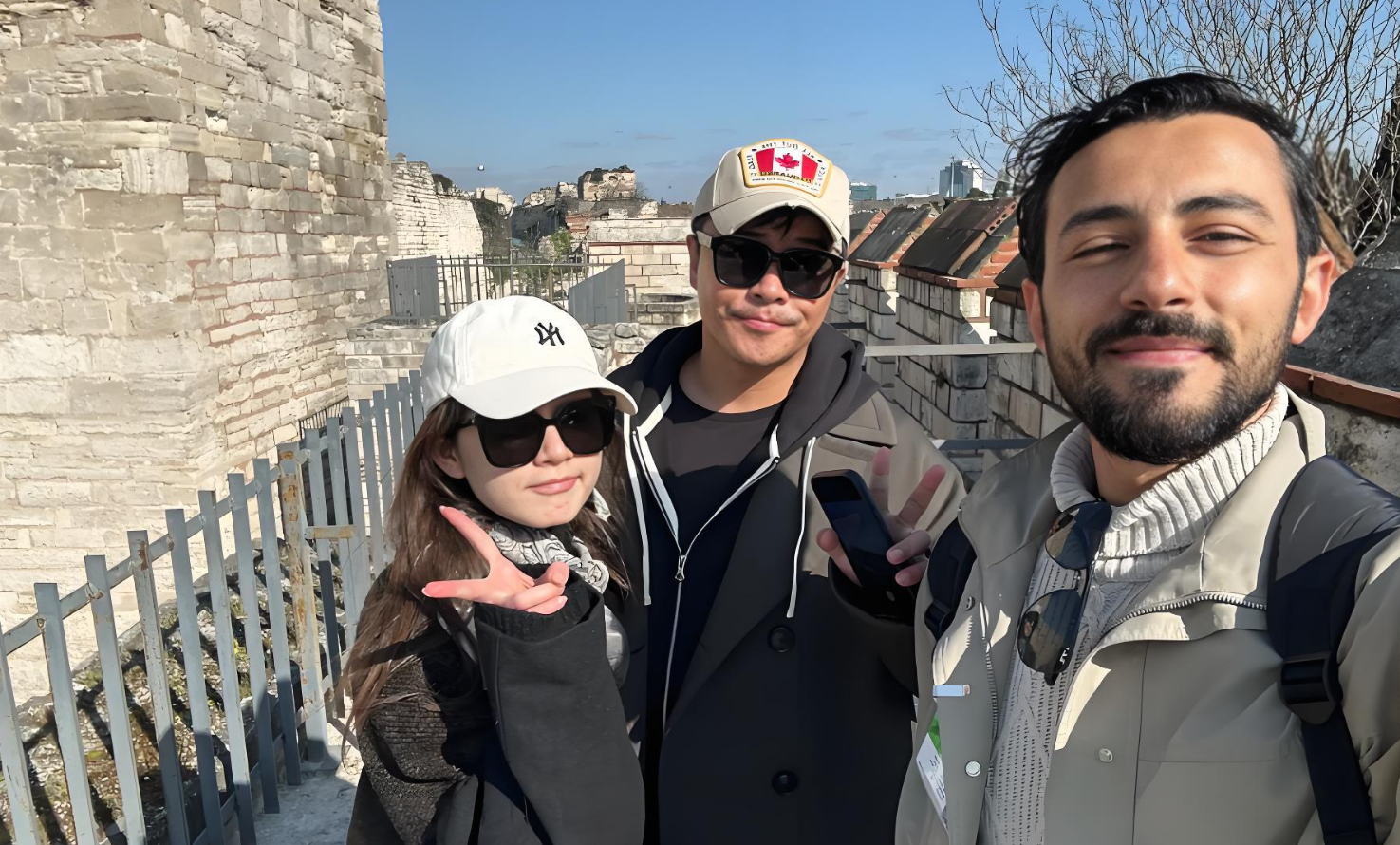 陈思诚携手阮巨欧洲度假，高清合影引爆全网