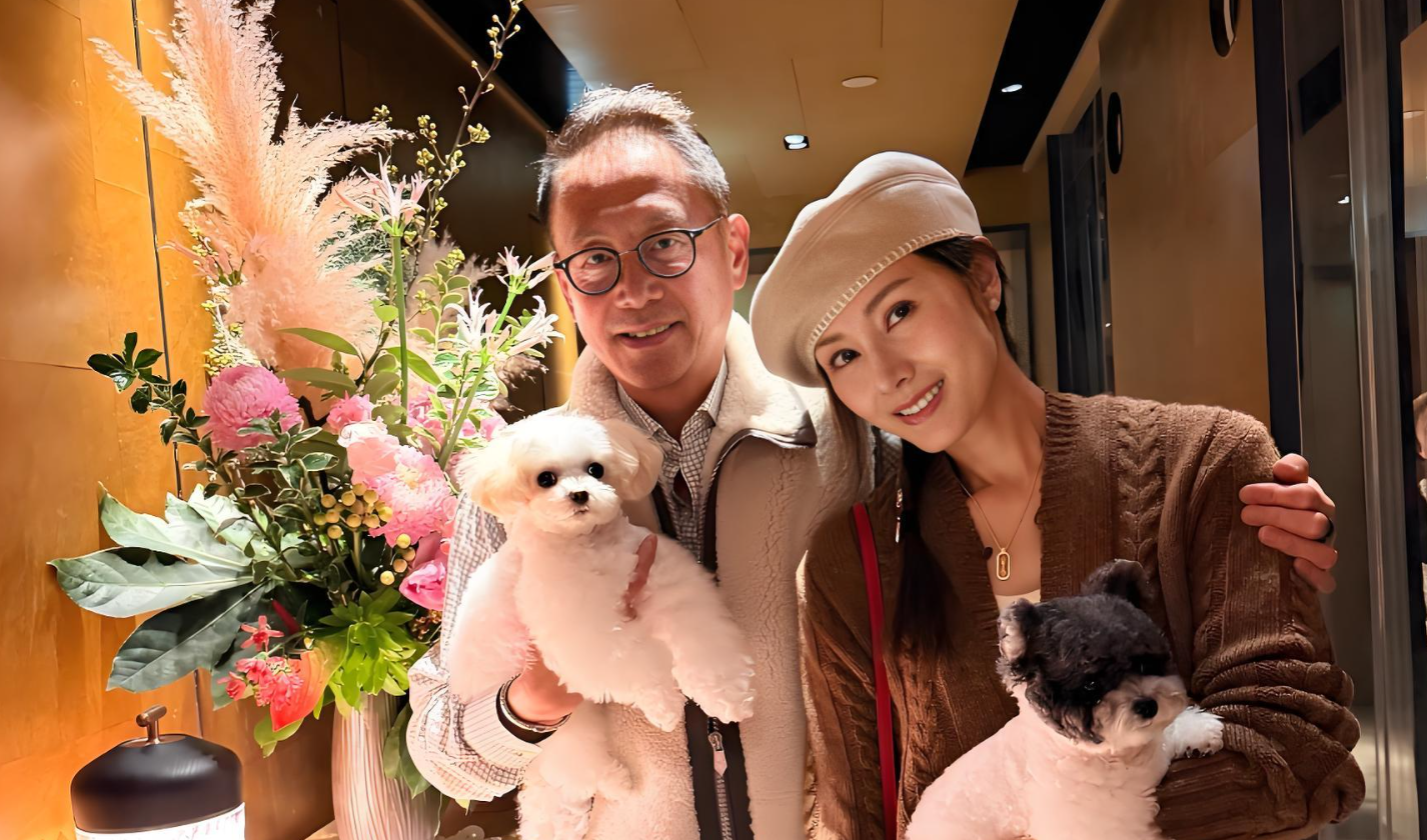 李嘉欣官宣粉色发色，夫妻合体甜蜜同框