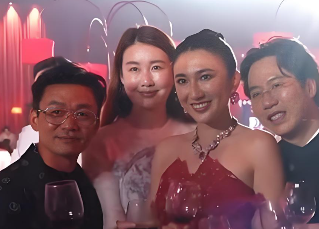 王宝强携女友参加好友婚礼，相恋八年未领证成热搜焦点