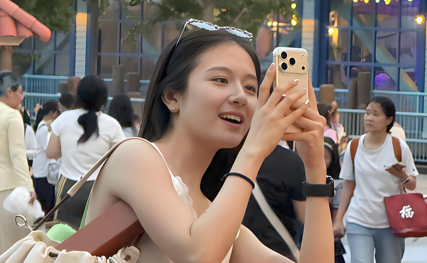 现身北京环球影城，李兰迪素颜出游状态出圈