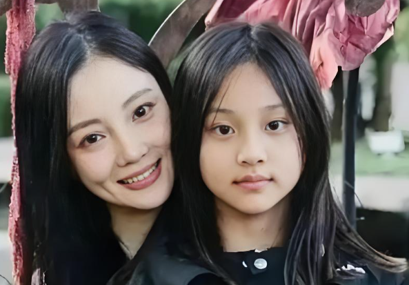 13岁甜馨独自赴美上夏校，亲友团机场送别场面温馨