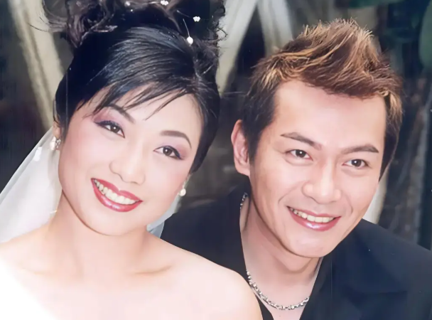 江华63岁近况曝光：从亚视视帝到直播歌手，婚姻幸福儿女成材