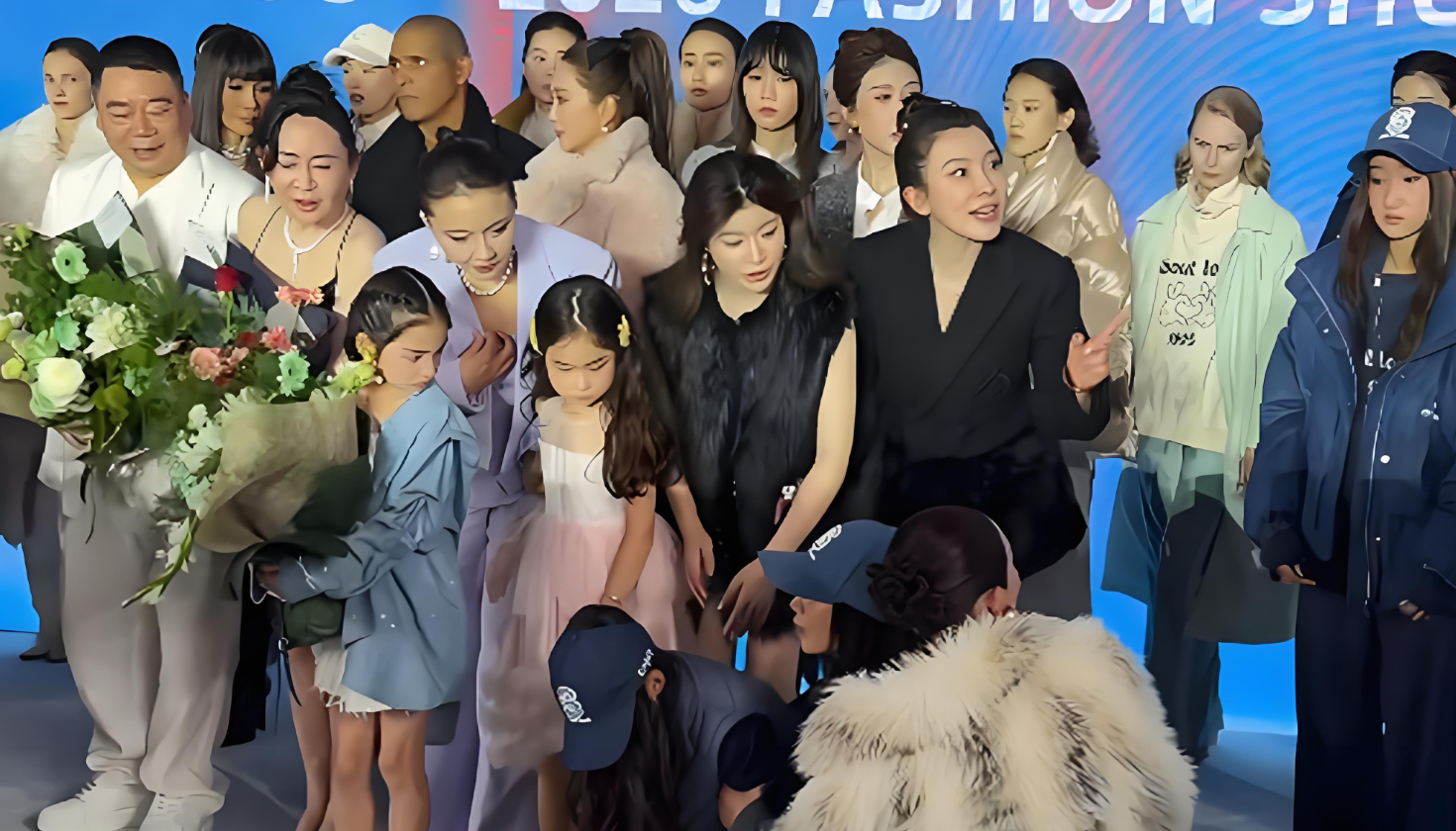 赵子琪携女儿现身时装大秀，小女儿合影突发晕倒事故