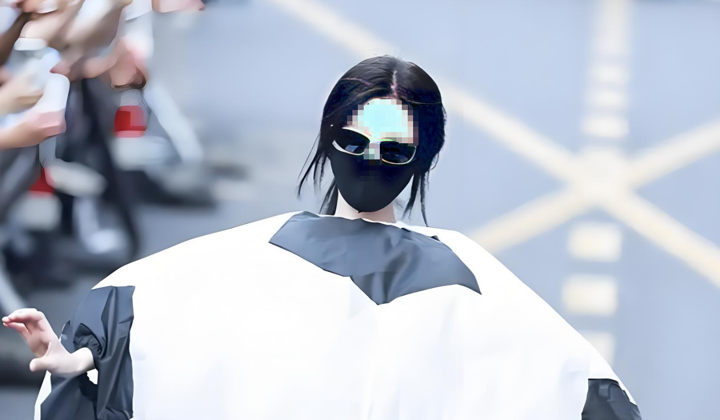 充气足球人偶服通勤，虞书欣可爱造型圈粉无数