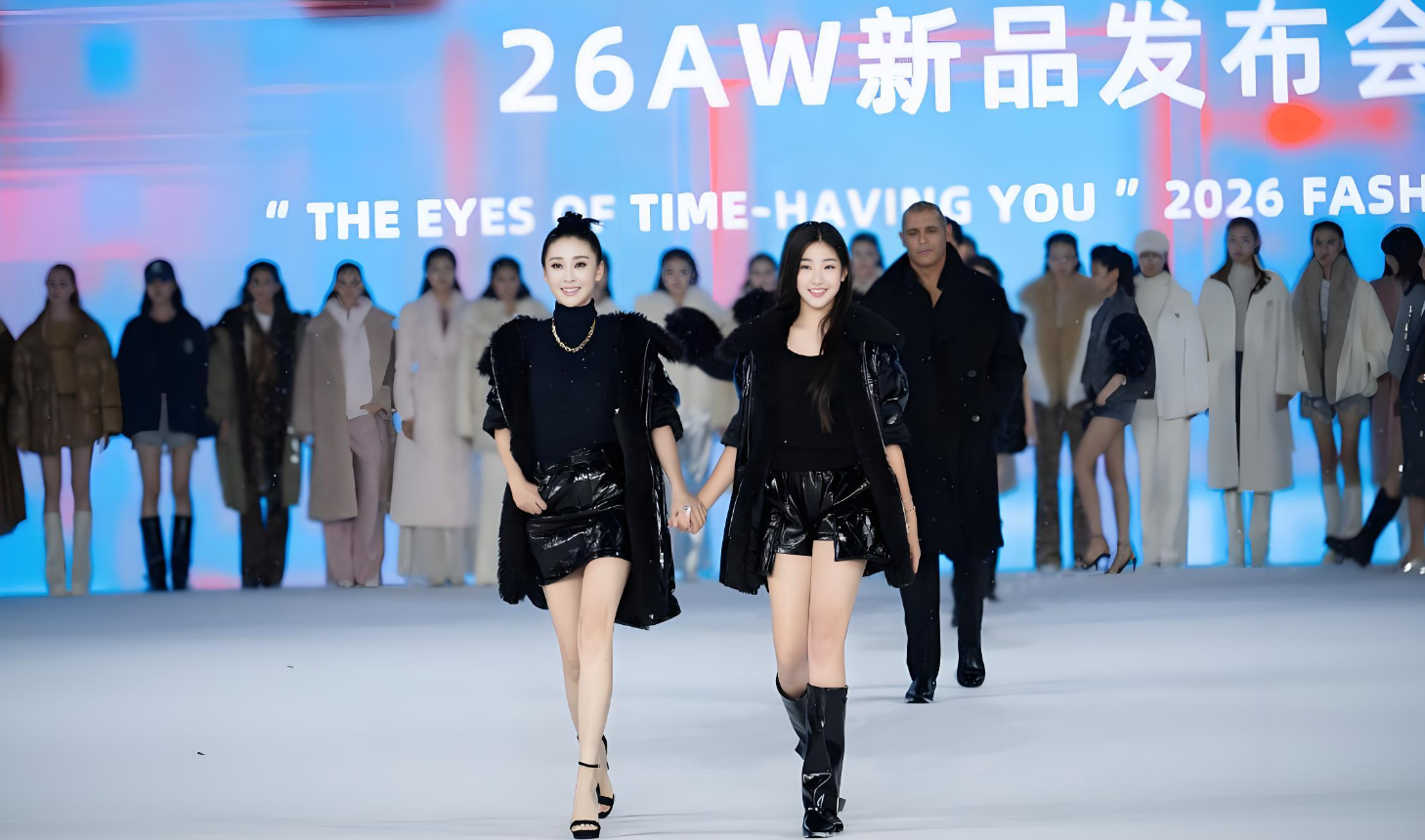 苗圃携女登时装大秀，黑衣酷飒造型解锁气场母女档