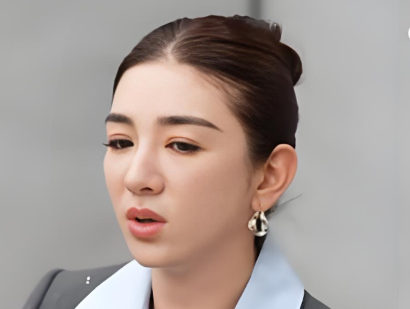 黄奕当众落泪向女儿道歉，单亲妈妈七年陪读路，一句“对不起”藏着多少深夜崩溃
